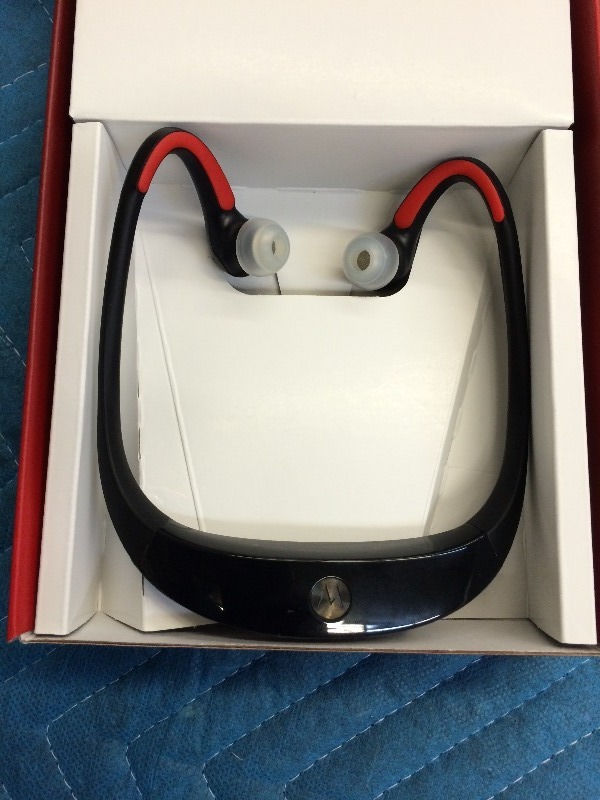 lot 93 image: Motorola  S10-HD  Universal Bluetooth Stereo Headphone  - Like new - works