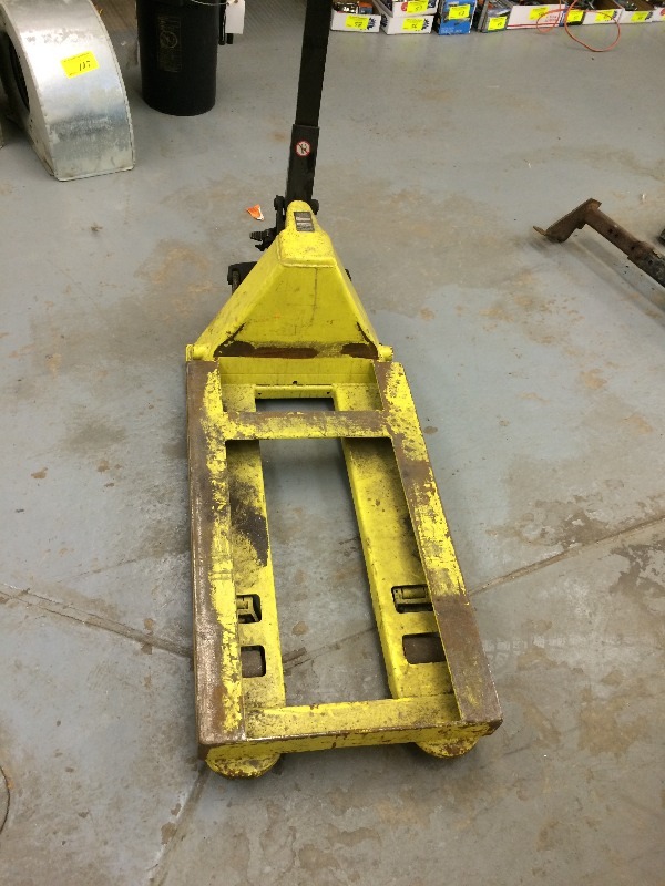 lot 103 image: Pallet Truck