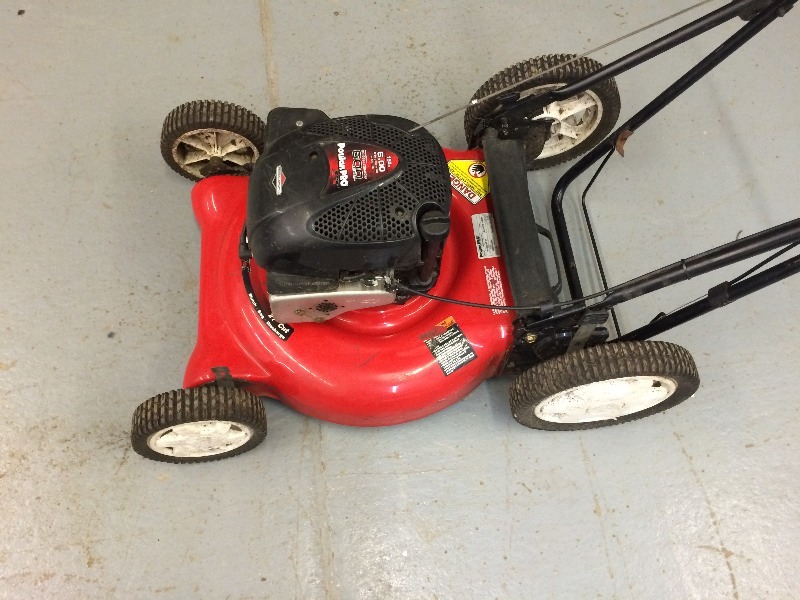 lot 104 image: Poulan Pro 21 Lawnmower - Runs but need throttle cable
