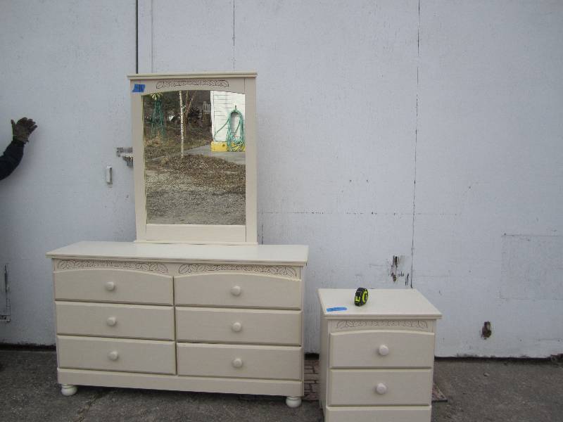 Nice dresser and bedside stand 51...