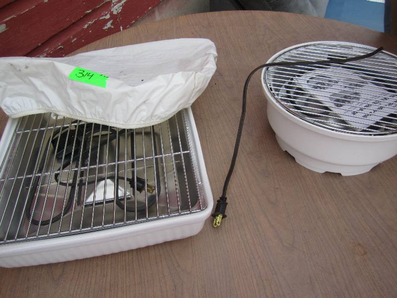 2 small grills look new ...