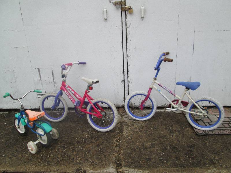 lot of 3 kids bikes ...