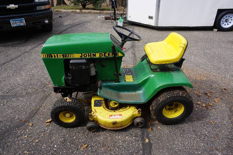 1983 John Deere Model 116 Garden Tractor Lawn Mower
