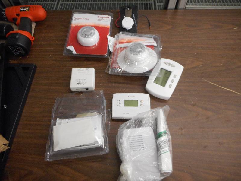 8 PIECE THERMOSTAT LOT