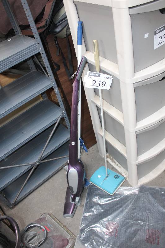 lot 239 image: Lot of (3) Vacuums