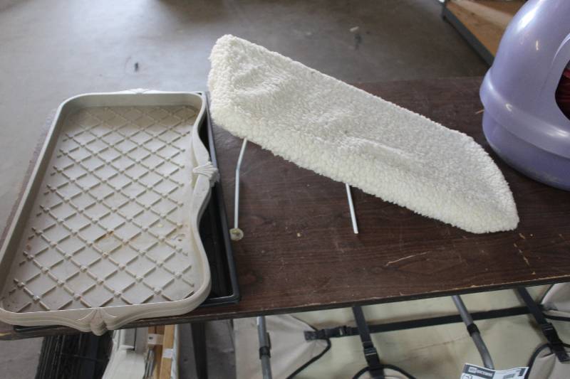 lot 264 image: Shoe Tray Pet Bed