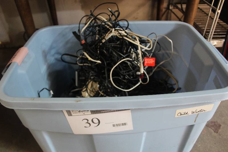lot 39 image: Box Lot of Electronic Cables