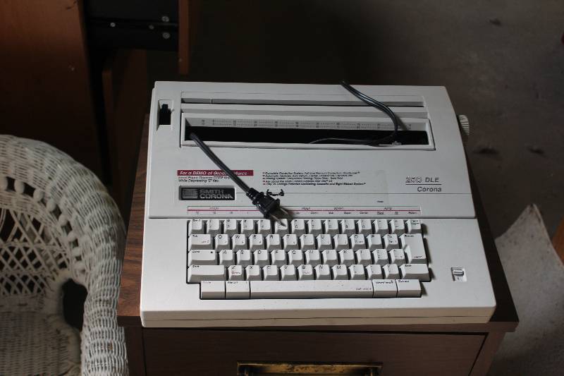 lot 33 image: Smith-Corona Electric Typewriter 250DLE