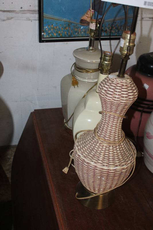 lot 86 image: Lot of (3) Table Lamps