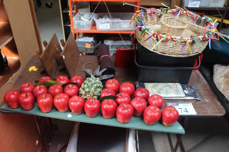 lot 174 image: Table Lot of House Decorations