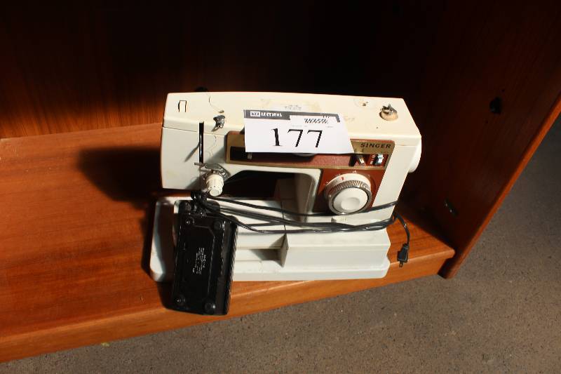 lot 177 image: Singer 6105 Sewing Machine