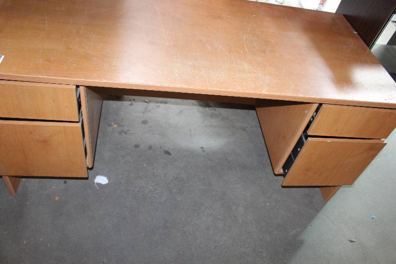 lot 186 image: 4-Drawer Desk