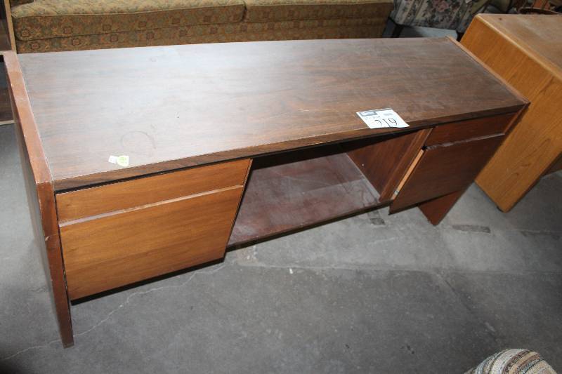 lot 219 image: Table