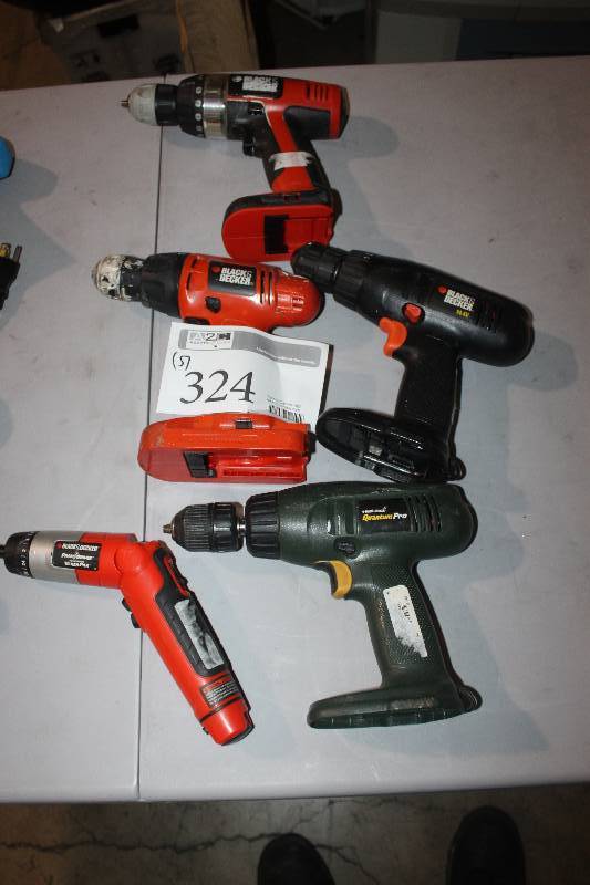 lot 324 image: Lot of (4) Black & Decker Cordless Drills