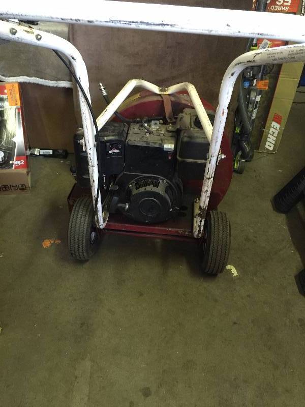 lot 1 image: Giant-Vac Inc. 8hp Briggs & Stratton Extreme ground walk behind leaf blower used works
