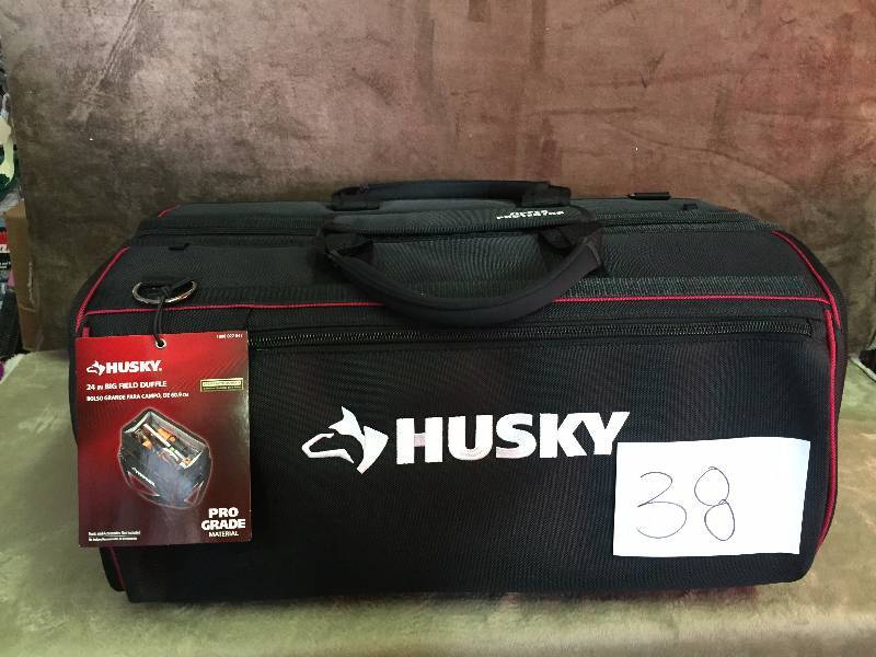 lot 38 image: Husky 24 in. Big Field Duffle New