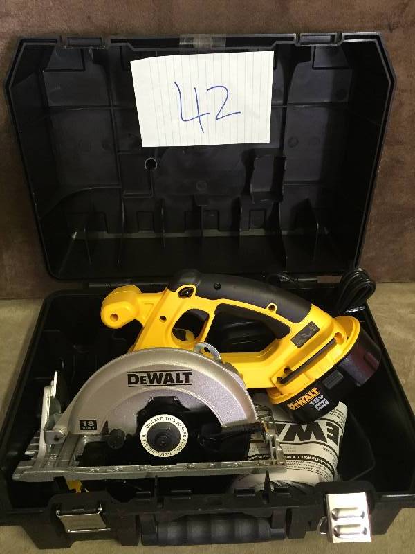 lot 42 image: Dewalt 18-Volt Ni-Cad Cordless 6-12 in. Circular Saw Kit New