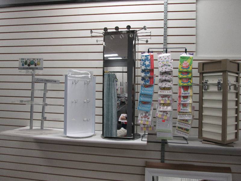 Lot of 6 smaller display units...