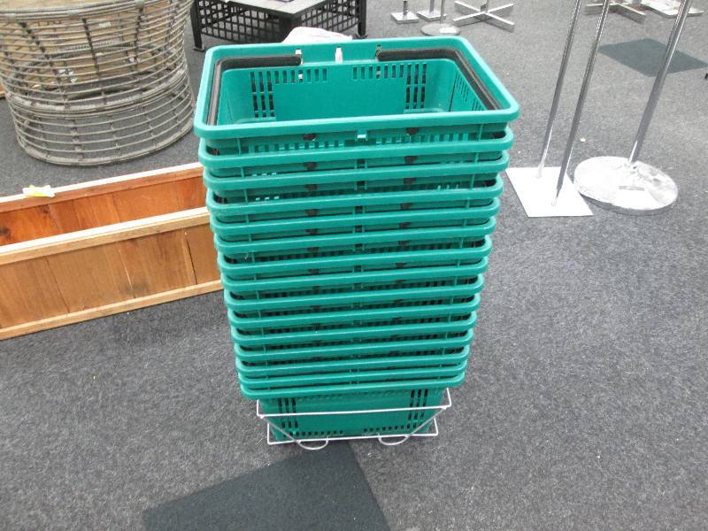 Lot of 15 green shopping baskets...