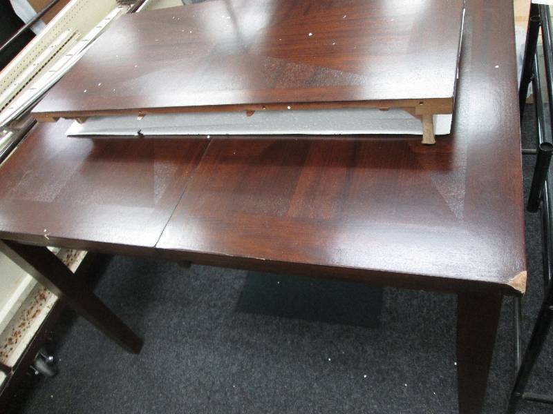 DIning table wiht leaf courners are...