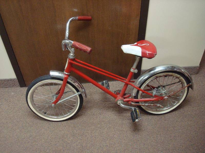 lot 15 image: Vintage Schwinn Pixie Kids Bike, Show Wear, Some Rust, Needs Maintenance, Has Good Parts