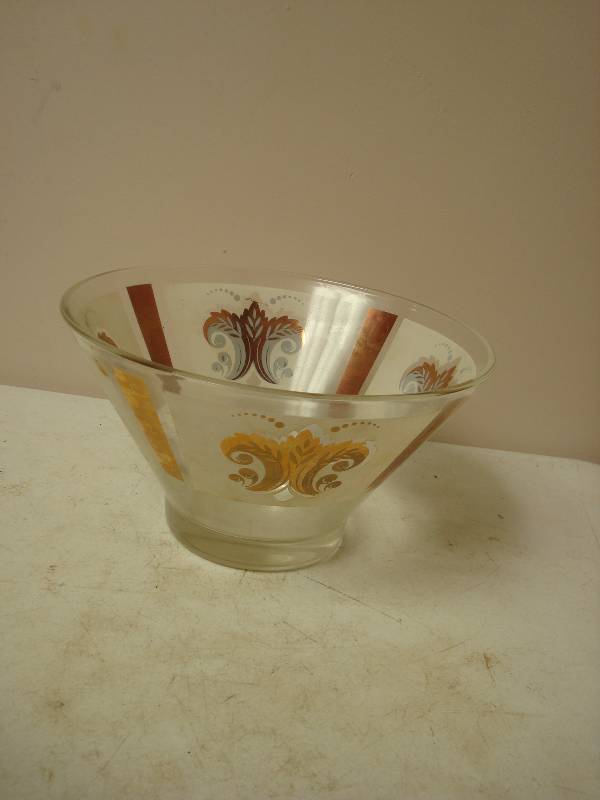 lot 63 image: Vintage Glass Serving Bowl