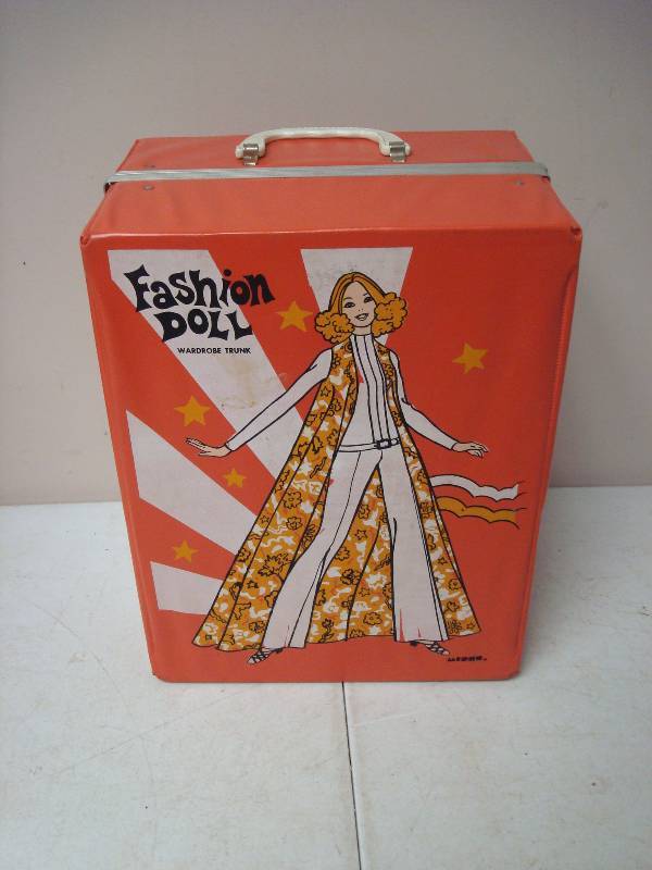 lot 78 image: Vintage Fashion Doll Case