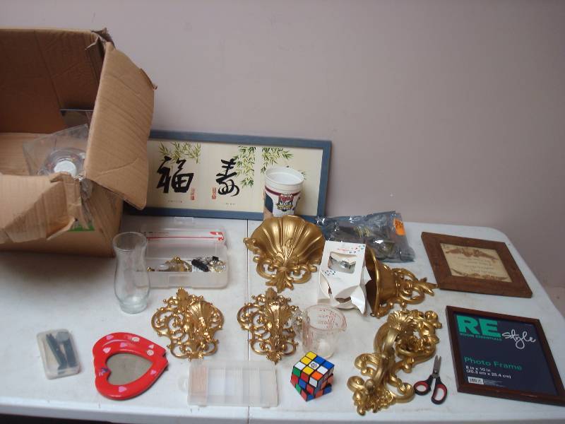 lot 84 image: Box With Some Decor Items