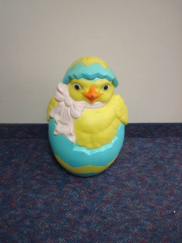 lot 124 image: Easter Egg Chick Blowmold Plastic Yard Decor, No Light, Small Hole In Nose