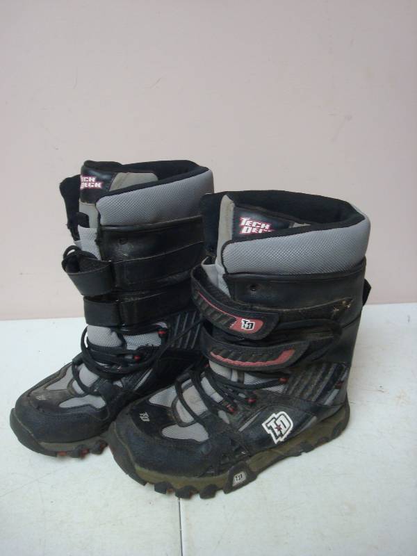 lot 133 image: Pair Of Kids Snow Board Boots, Size 4