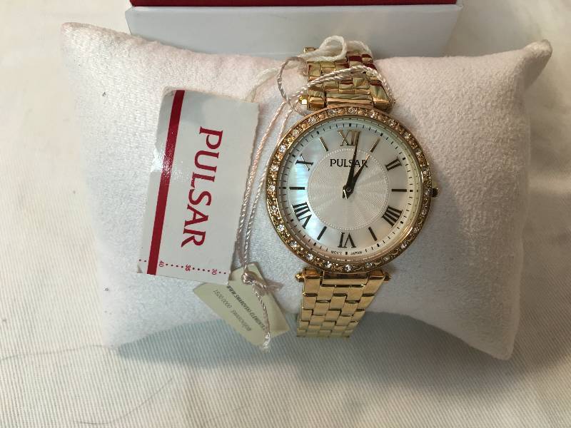 Womens crystal bezel watch