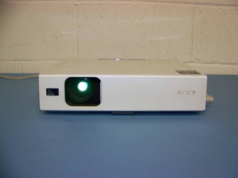 lot 21 image: Sony, VPL-CX70, LCD Projector with Remote Control and Travel Bag