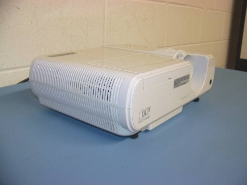 lot 25 image: Mitsubishi, XD221U, DLP Projector
