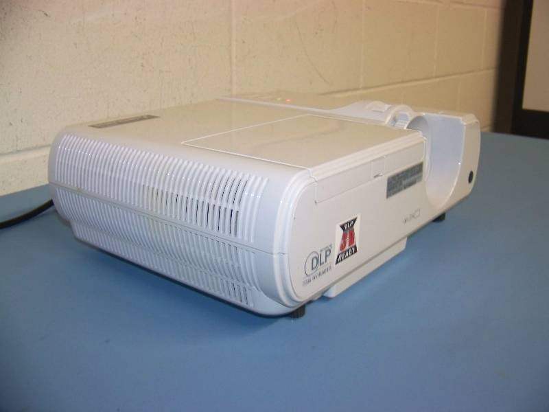 lot 26 image: Mitsubishi, XD221U, DLP Projector