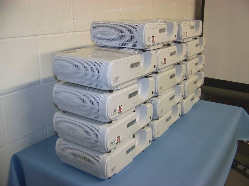 lot 78 image: (14) Mitsubishi, XD221U, DLP Projectors for PARTS  REPAIR