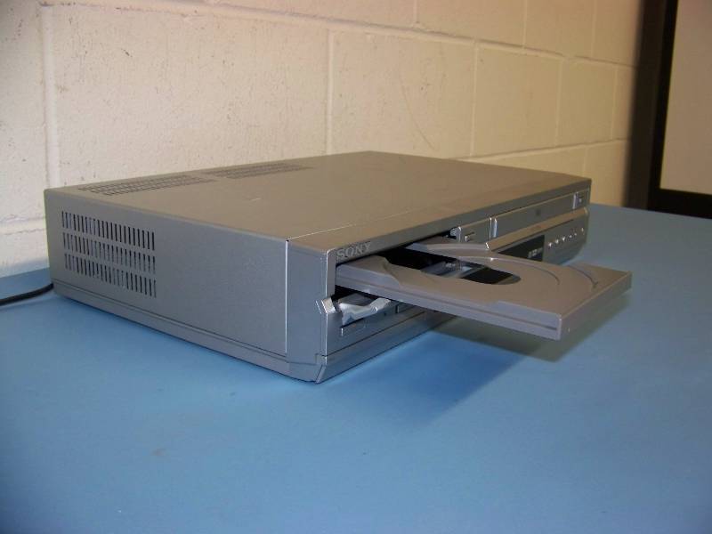 lot 46 image: Sony, DVD  VCR Combo Player with Remote Control