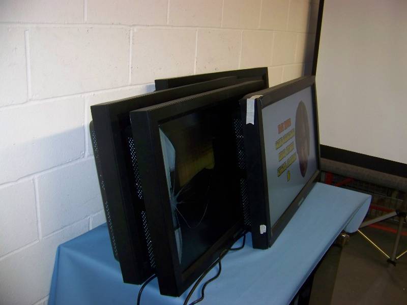 lot 83 image: (4) 32, Samsung, LCD Monitors  Displays for PARTS  REPAIR