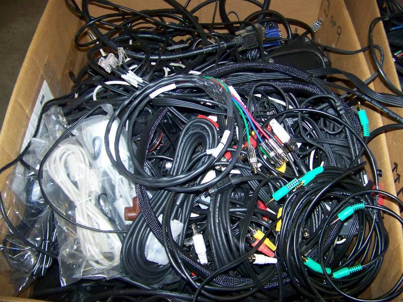 lot 81 image: Large lot of miscellaneous Cables