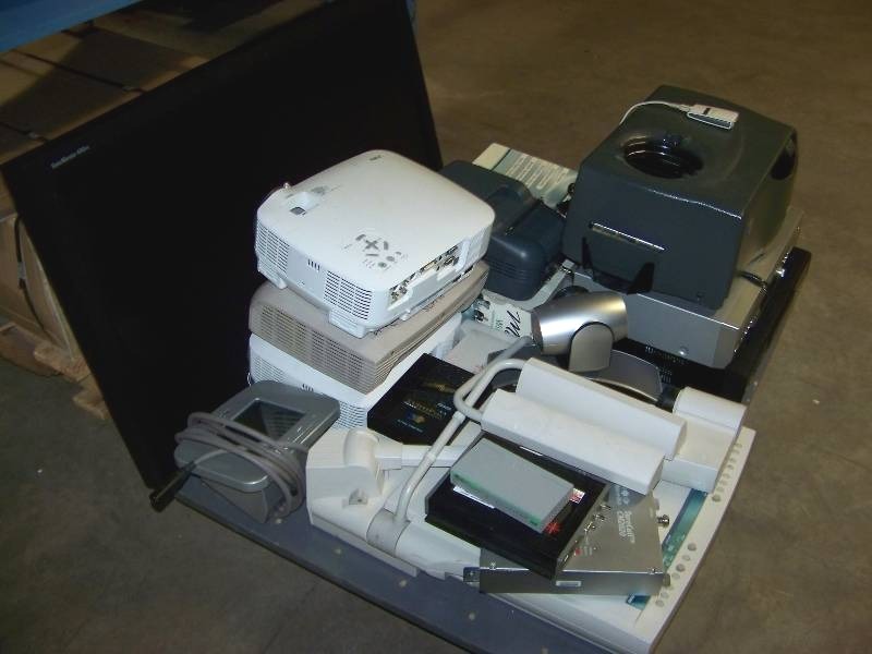 lot 80 image: Miscellaneous lot of Audio  Video items for PARTS  REPAIR