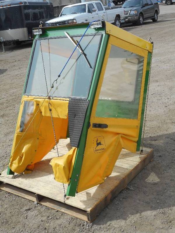 lot 3 image: John Deere Lawn Tractor Cab
