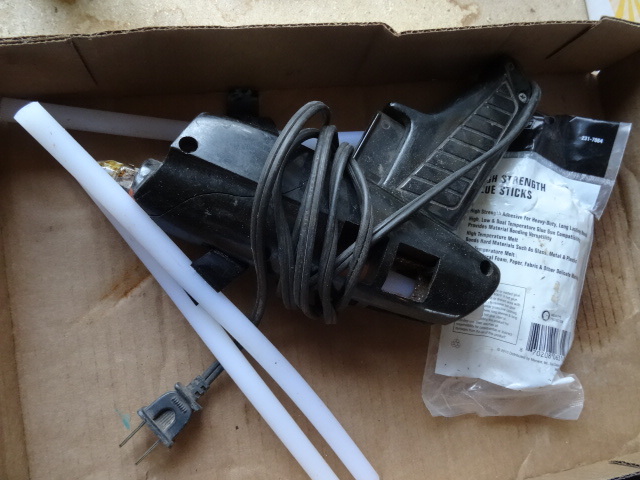 Glue gun with glue sticks