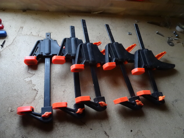 6 quick clamps.