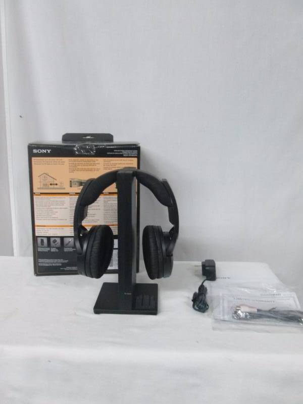 lot 22 image: Sony Noise-Reduction Wireless Headphones