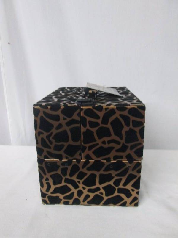 lot 48 image: Markwins 124-Pc. Beauty Explosion Train Case