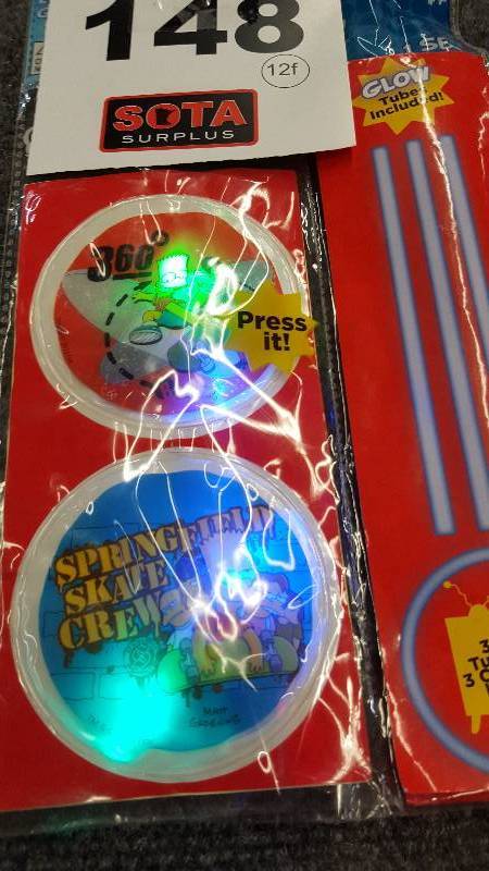 lot 148 image: SIMPSONS YAZZLES LIGHT UP GLOW BADGE