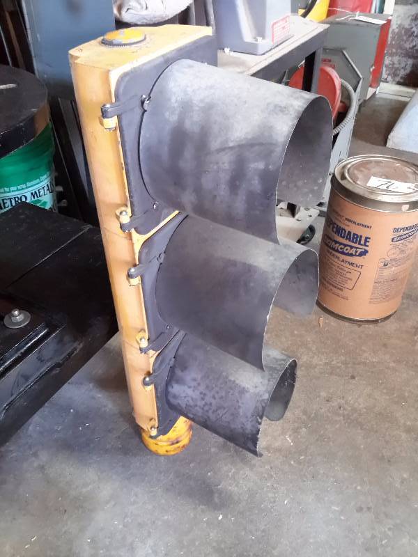 lot 7 image: Stop light.. 38 in H.. Works but you need to do an electric hookup