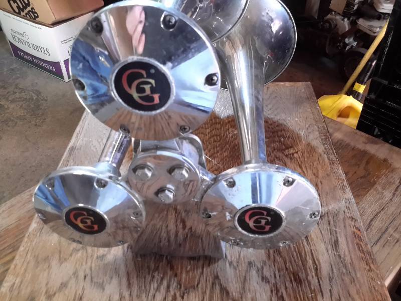 lot 62 image: Chrome Triple AIR HORN..