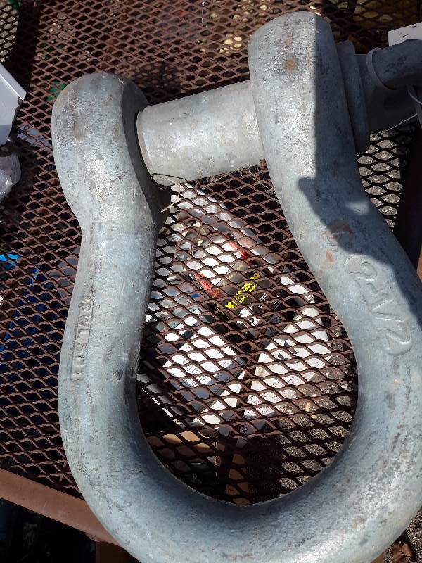lot 29 image: 50 Ton, 2 12 in Diam.  Clevis