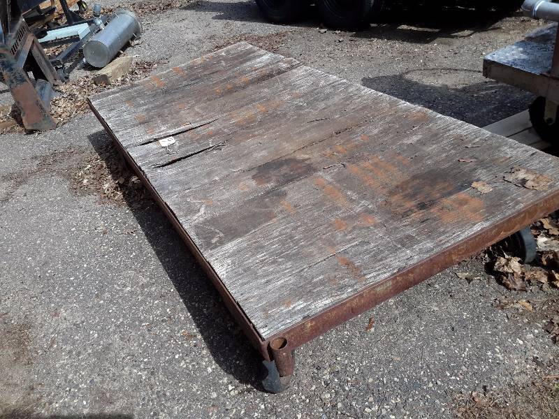 lot 19 image: Old Fashion Railway Express Cart