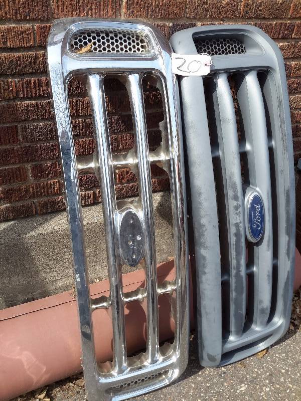lot 20 image: 1999 Ford Grills.. Super Duty.. Chrome, but Plastic